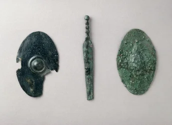 Modelli in miniatura di armi: da sinistra a destra: scudo, da Leafield, Oxon; spada e scudo da un santuario dell